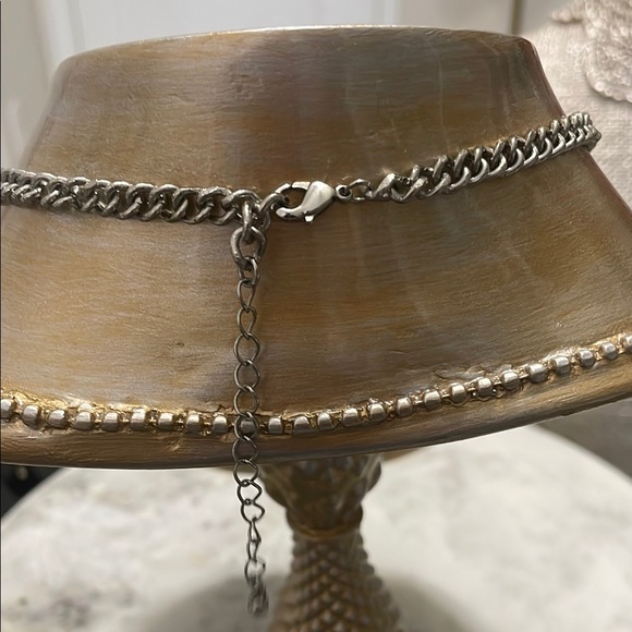 Elegant Silver Floral Necklace - Picture 4 of 9